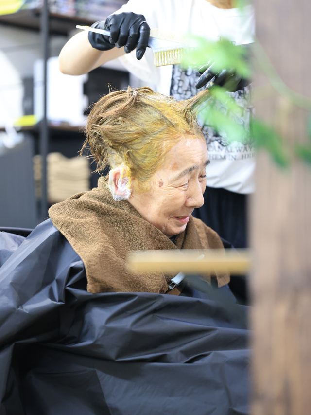 カラーの施術を受けるお客様