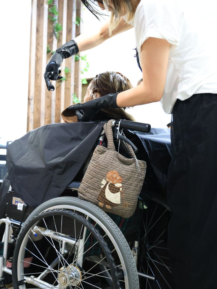車椅子のまま施術を受けるお客様